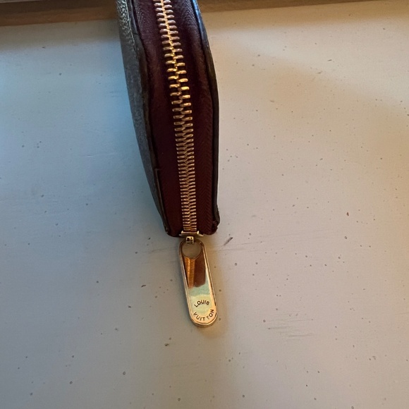 Louis Vuitton | Zippy Wallet w/ Brown Interior | Good to Great Condition - Picture 11 of 14